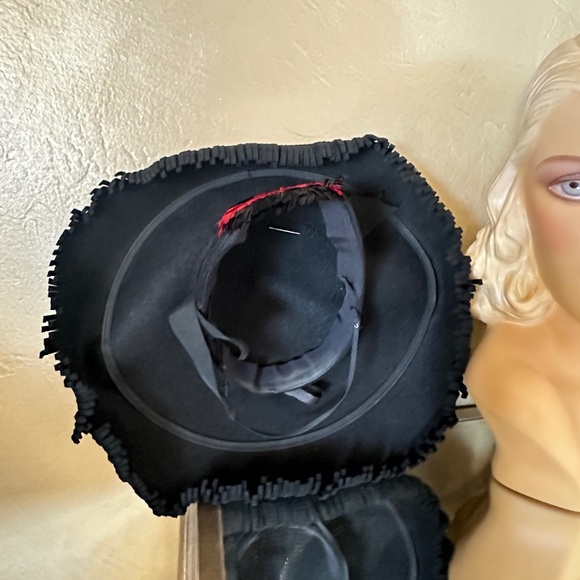 SOPHISTICATED 1940\'s BLACK FELT WIDE FRINGED BRIM HAT + RED/BLACK FEATHER TRIM - main image 7
